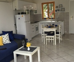 Donji Karin, kuća tri apartmana