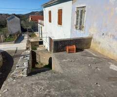 Ugljan prodajem kuću