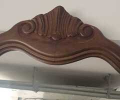 Starinsko ogledalo s drvenim rezbarenim rubom