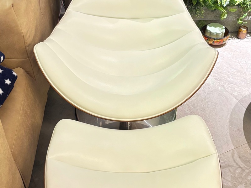 Moderna fotelja bijela sa naslonom za noge