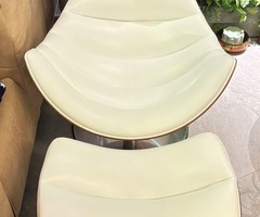 Moderna fotelja bijela sa naslonom za noge